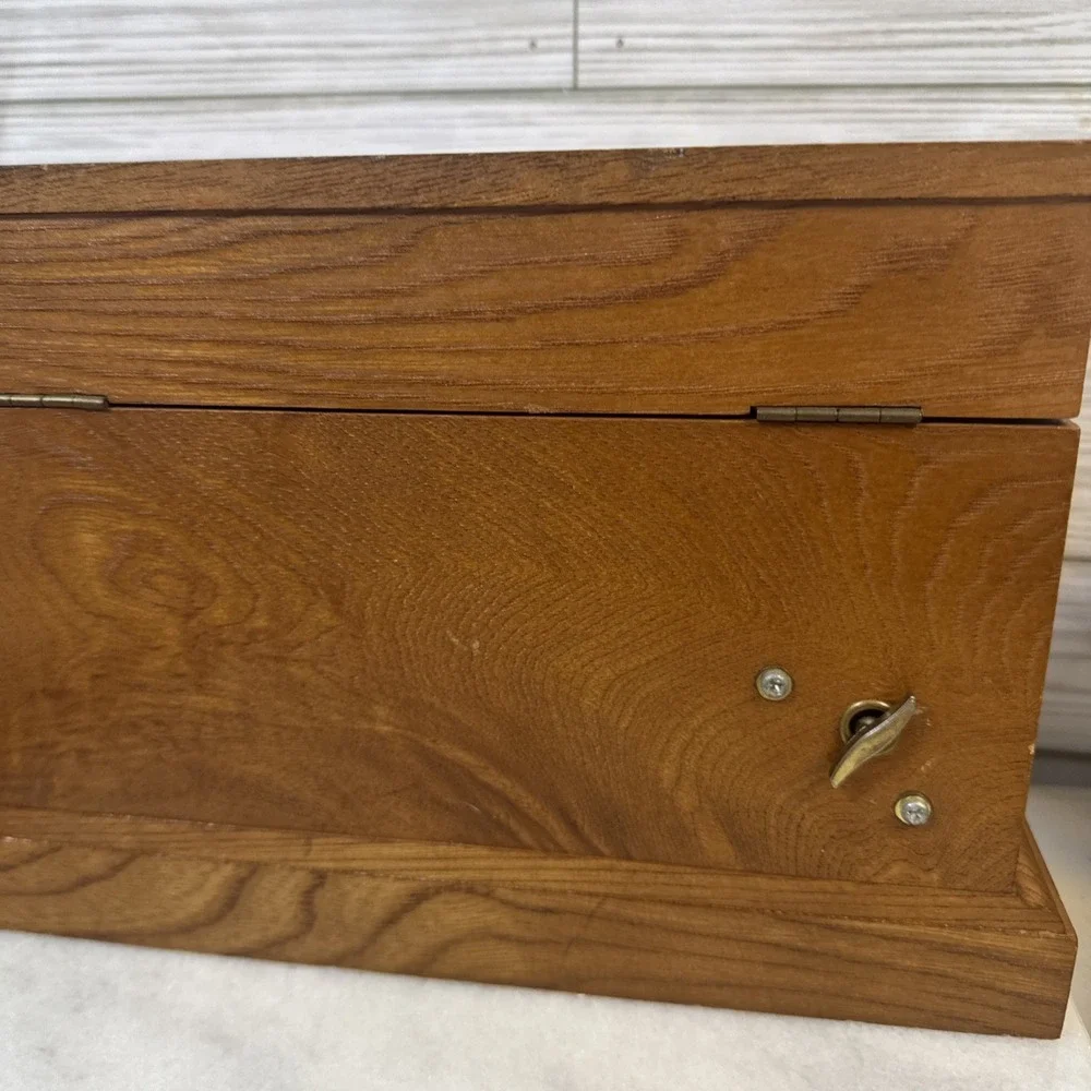 Wooden Flip Top Jewelry / Music Box With Red Felt Lined Interior Toyo Music